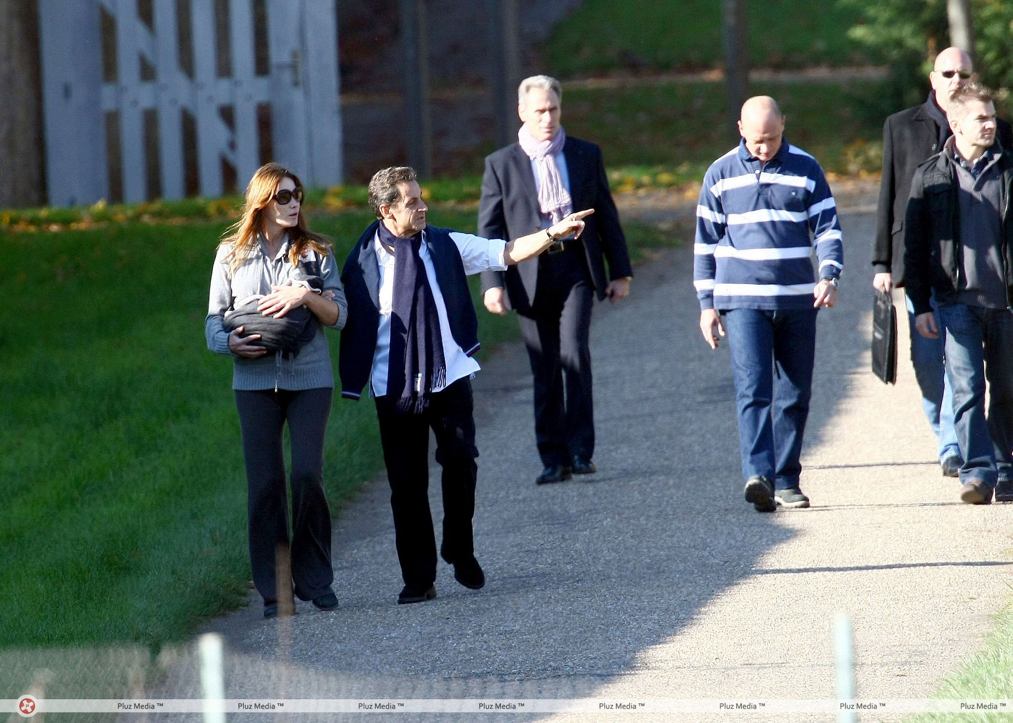 Nicolas Sarkozy and wife Carla Bruni taking a stroll with Giulia | Picture 113957